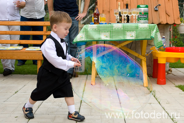 Фотка прикольного дошкольника, на сайте профессионального фотографа и психолога Губарева Игоря Николаевича: Маленький мальчик с большим мыльным пузырём