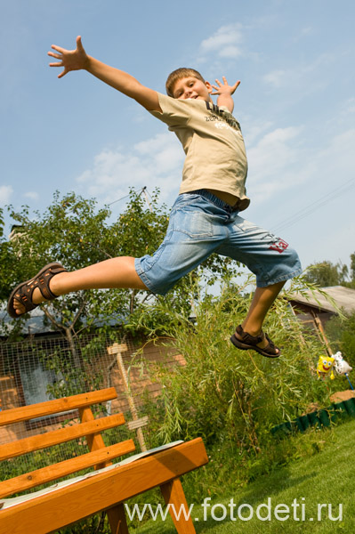 Фотка прикольного малыша, на веб-сайте московского фотографа и психолога Губарева И.Н.: Ребёнок в прыжке, фото сделано на природе