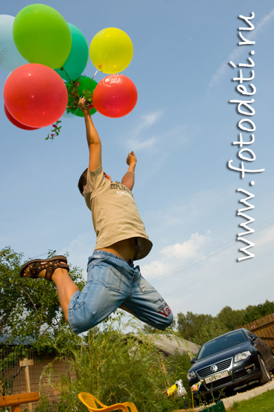 Фото смешного малыша, на сайте детского фотографа и психолога Губарева Игоря Николаевича: Ребёнок летит на воздушных шариках