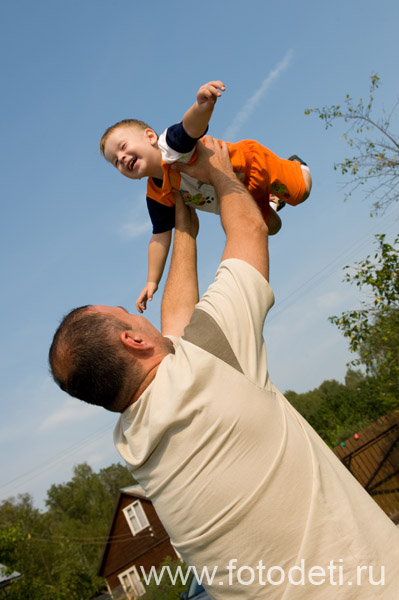 Фотка прикольного ребёнка, на веб-сайте детского фотографа Губарева Игоря: Папа подбрасывает счастливого ребёнка