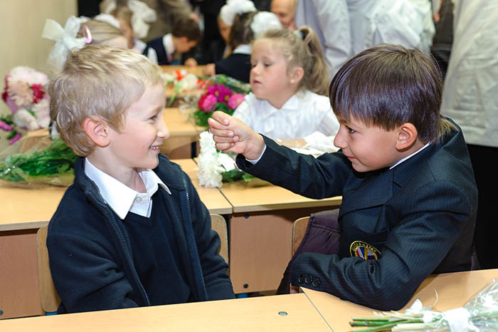 Фото Игоря Губарева: Прикольный момент общения между школьниками.