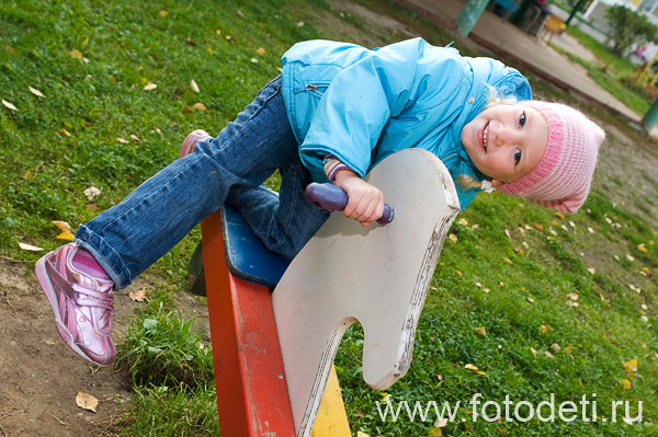 Фотка прикольного ребёнка, на фотосайте московского фотографа и психолога Губарева И.Н.: Девочка на качелях