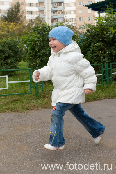 Фотка прикольного ребёнка, на фотосайте профессионального фотографа Губарева Игоря: Бег на физкультуре в детском саду