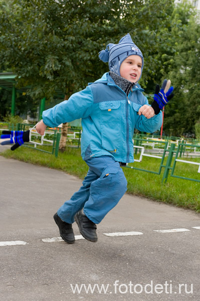 Фотка смешного дошкольника, на веб-сайте профессионального фотографа и психолога Губарева И.Н.: Мальчик бежит на уроке физкультуры