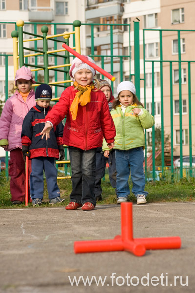 Фотка смешного малыша, в фотоархиве профессионального фотографа Игоря Губарева: Дети играют в городки