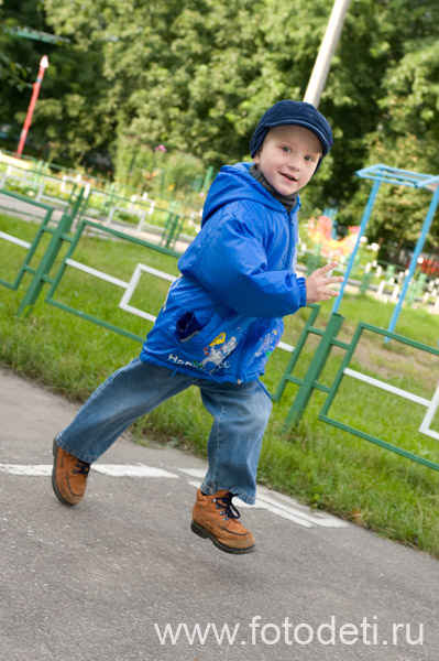 Фотка смешного малыша, на авторском сайте детского фотографа Губарева И.Н.: Ребёнок бежит