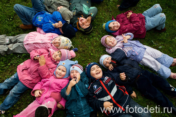 Фото жизнерадостного ребёнка, на веб-сайте московского фотографа и психолога Губарева И.Н.: Дети лежат на траве