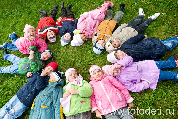 Фото забавного дошкольника, в фотоархиве детского фотографа и психолога Губарева Игоря: Необычная композиция детей на групповом фото