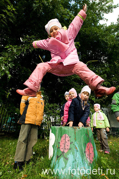 Фото забавного дошкольника, на фотосайте профессионального фотографа Губарева И.Н.: Фото ребёнка в прыжке