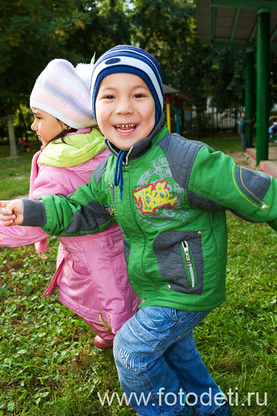 Фото забавного малыша, на фотосайте профессионального фотографа Губарева Игоря: Фотосъёмка детей в движении