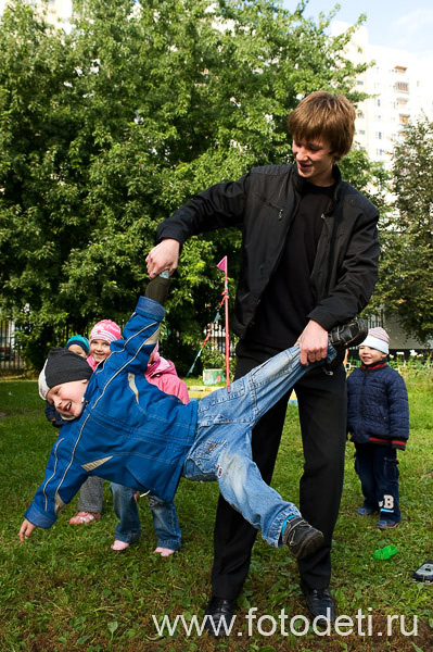 Фото позитивного дошкольника, на сайте московского фотографа и психолога Губарева Игоря: Подросток играет с младшим братом
