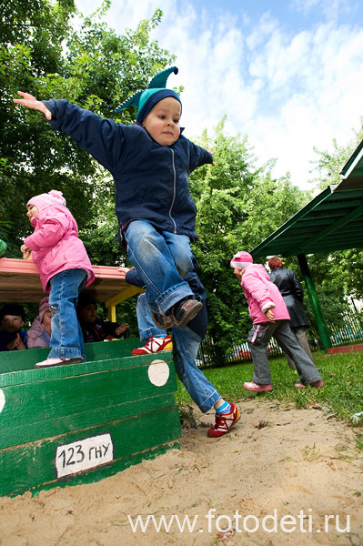 Фото прикольного дошкольника, в фотоархиве профессионального фотографа Игоря Губарева: Активные игры детей на игровой площадке