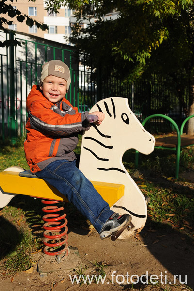 Фото прикольного дошкольника, на фотосайте профессионального фотографа Губарева И.Н.: Мальчик га лошадке