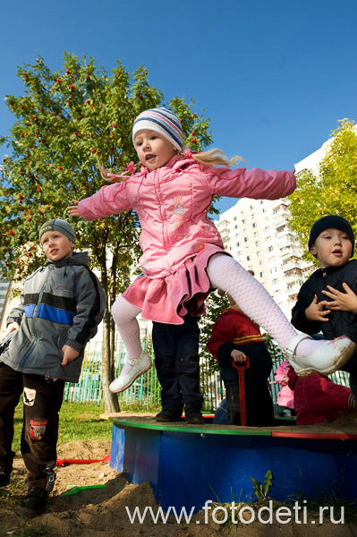Фото прикольного малыша, на авторском сайте московского фотографа Губарева Игоря Николаевича: Подвижные игры на детской площадке