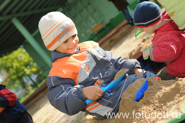 Фото прикольного малыша, на веб-сайте московского фотографа и психолога Губарева Игоря: Фотосессия на детской площадке в детском саду