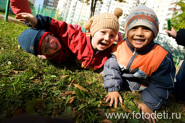 Фото прикольного малыша, на фотосайте московского фотографа и психолога Губарева И.Н.: Дети на траве
