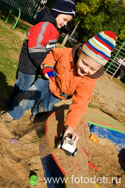 Фото прикольного ребёнка, на фотосайте детского фотографа Губарева Игоря: Автогонки по песку
