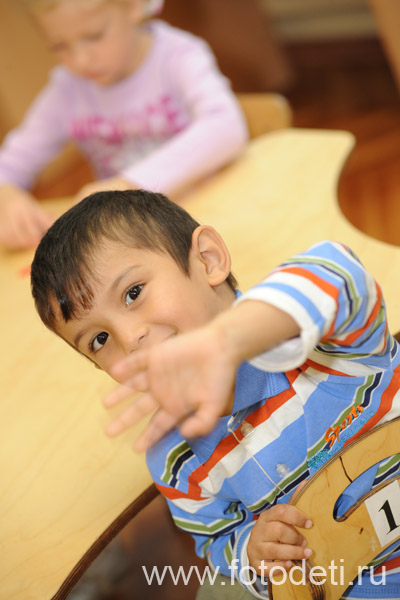 Фото смешного малыша, на сайте детского фотографа и психолога Губарева Игоря Николаевича: Ребёнок машет рукой