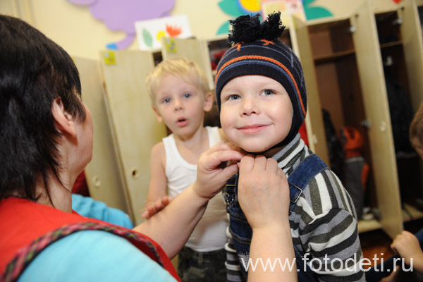 Фото смешного малыша, на фотосайте детского фотографа и психолога Губарева И.Н.: Взрослый помогает ребёнку одеться