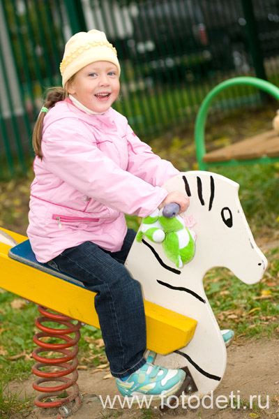Фотография жизнерадостного дошкольника, на сайте профессионального фотографа Игоря Губарева: Девочка на лошадке