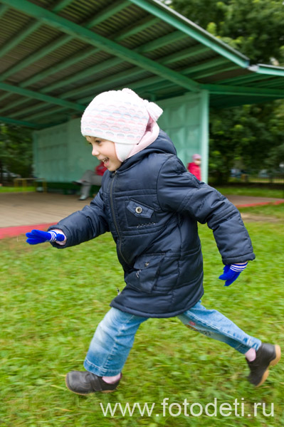 Фотография забавного дошкольника, на веб-сайте детского фотографа Игоря Губарева: Приёмы фотосъёмки детей в движении
