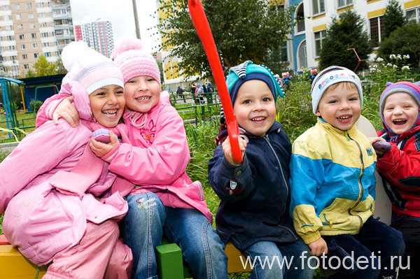 Фотография забавного дошкольника, на фотосайте московского фотографа Губарева И.Н.: Группа детей на прогулке