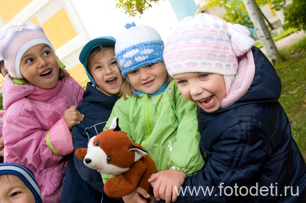 Фотография забавного ребёнка, на веб-сайте профессионального фотографа и психолога Губарева Игоря Николаевича: Весёлые подружки