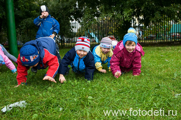 Фотография забавного ребёнка, на сайте профессионального фотографа и психолога Губарева Игоря: Дети ползают по траве
