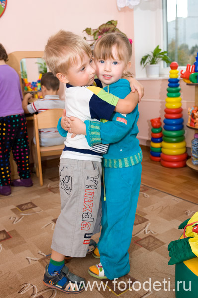 Фотография позитивного дошкольника, на фотосайте профессионального фотографа Губарева И.Н.: Маленькие мальчик и девочка обнимаются