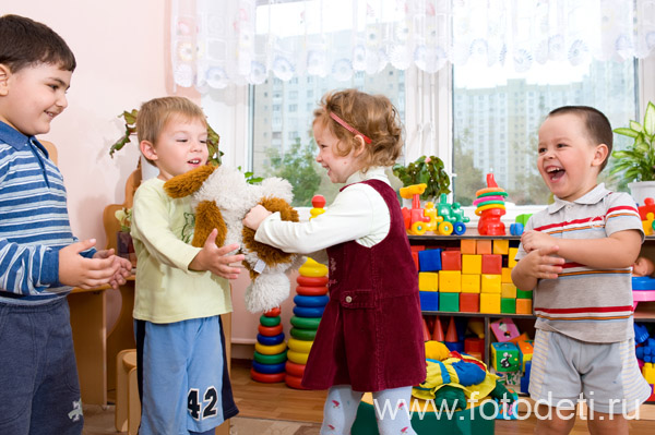 Фотография позитивного дошкольника, на фотосайте профессионального фотографа и психолога Губарева Игоря: Дети передают игрушку по кругу