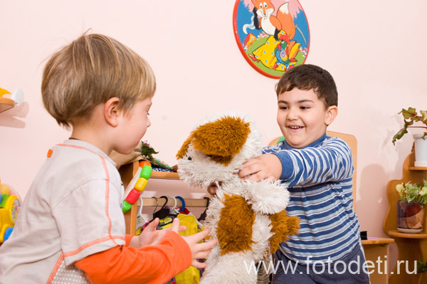 Фотография позитивного малыша, в фотоархиве детского фотографа Губарева Игоря: С удовольствием делимся игрушками