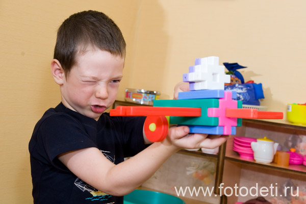 Фотография позитивного малыша, на сайте профессионального фотографа Губарева Игоря Николаевича: Увлекательная игра