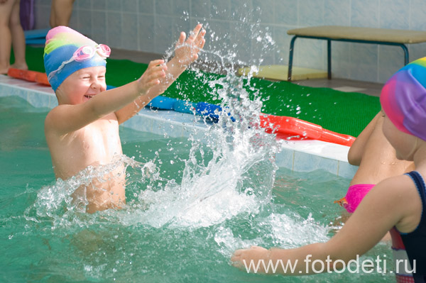 Фотография позитивного ребёнка, в фотоархиве московского фотографа Губарева И.Н.: Дети плещутся в бассейне