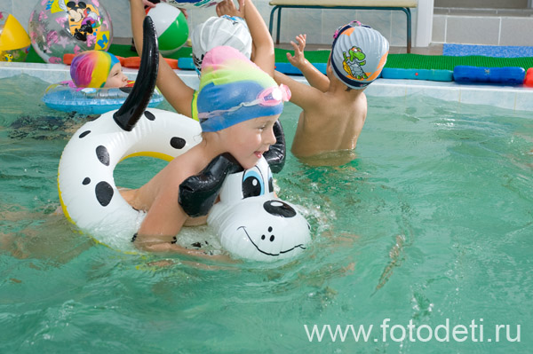 Фотография позитивного ребёнка, на фотосайте профессионального фотографа и психолога Губарева Игоря: Дети играют в бассейне