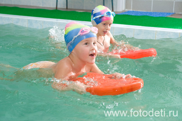 Фотография прикольного малыша, в фотоархиве детского фотографа и психолога Игоря Губарева: Дети плывут на перегонки