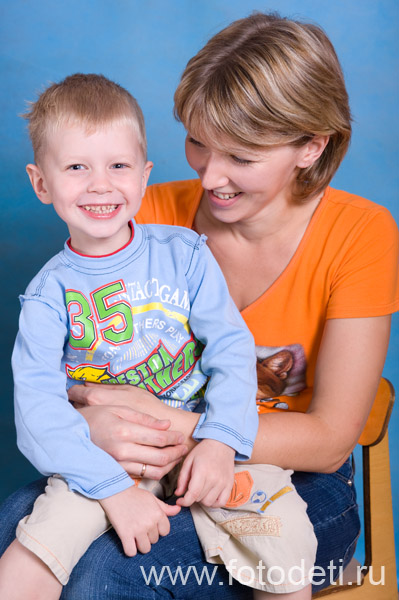 Фотография прикольного малыша, на фотосайте московского фотографа Губарева Игоря Николаевича: Весёлый малыш на руках у мамы