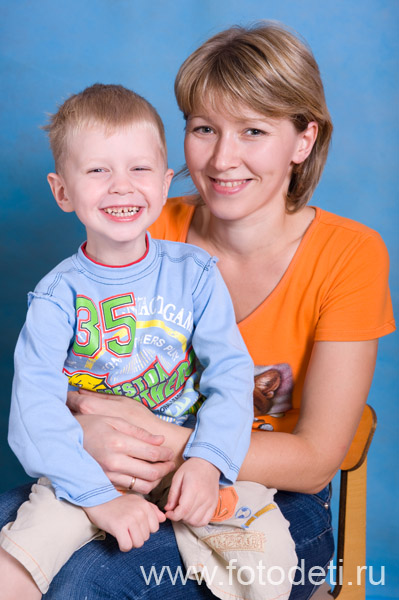 Фотография прикольного малыша, на фотосайте профессионального фотографа и психолога Игоря Губарева: Мама держит ребёнка на руках