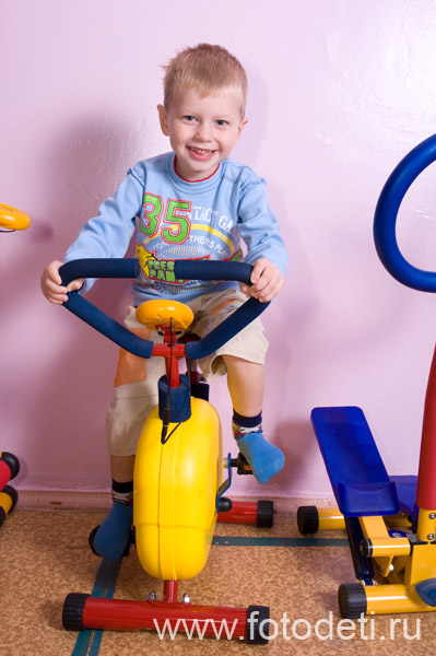 Фотография смешного малыша, на авторском сайте детского фотографа и психолога Игоря Губарева: Мальчик на тренажере в детском саду