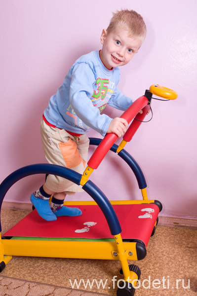 Фотография смешного малыша, на сайте профессионального фотографа Игоря Губарева: Детский тренажер «беговая дорожка