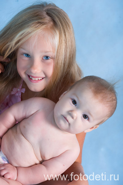 Фотоснимок забавного малыша, на фотосайте детского фотографа и психолога Губарева Игоря: Грудной малыш со старшей сестрой