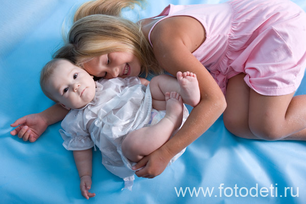 Фотоснимок позитивного малыша, на авторском сайте профессионального фотографа Губарева Игоря: Общение разновозрастных детей
