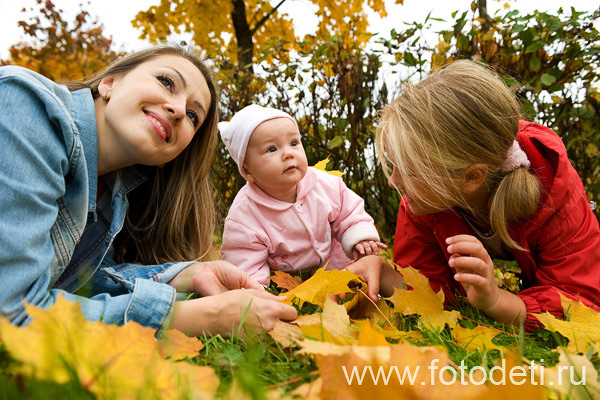 Фотоснимок смешного дошкольника, в фотоархиве детского фотографа и психолога Губарева И.Н.: Дети на траве в осенней листве