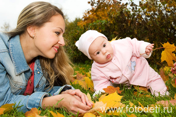 Фотоснимок смешного дошкольника, на авторском сайте профессионального фотографа Губарева Игоря: Малыш с осенними листьями