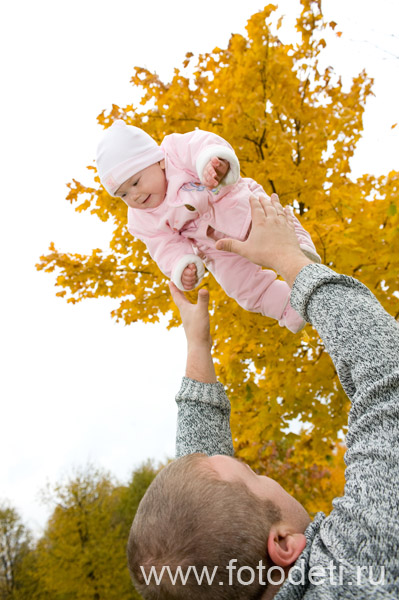 Фотоснимок смешного малыша, в фотоархиве детского фотографа Губарева И.Н.: Папа играет с малышом