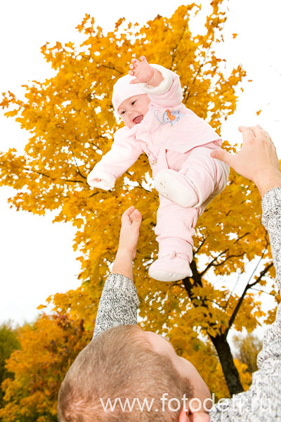 Фотоснимок смешного малыша, на фотосайте детского фотографа Губарева Игоря Николаевича: Папа высоко подбрасывает малыша