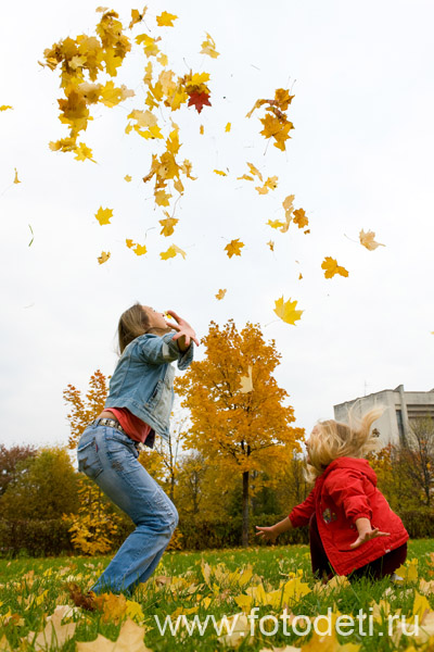 Фотоснимок смешного ребёнка, на веб-сайте профессионального фотографа Губарева И.Н.: Динамичная семейная фотосъёмка в осеннем парке