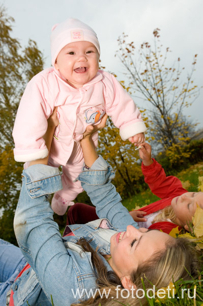 Фотка забавного дошкольника, на авторском сайте профессионального фотографа Губарева Игоря: Мама с младенцем на прогулке по осеннему парку