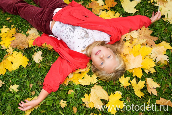 Фотка забавного дошкольника, на веб-сайте московского фотографа и психолога Губарева Игоря Николаевича: Счастливый ребёнок лежит на осенних листьях