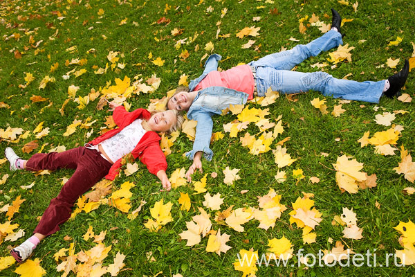 Фотка забавного дошкольника, на веб-сайте московского фотографа и психолога Игоря Губарева: Мама с дочкой на траве в осеннем парке