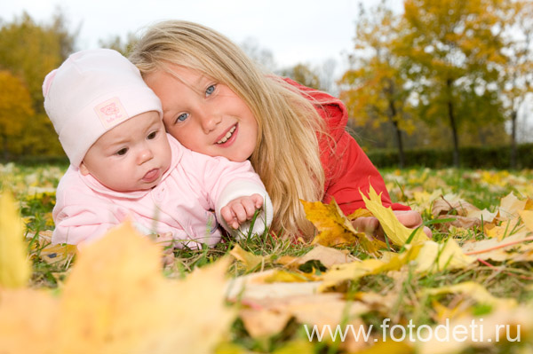 Фотка забавного малыша, на веб-сайте профессионального фотографа и психолога Губарева Игоря Николаевича: Счастливые дети играют с кленовыми листьями в парке 